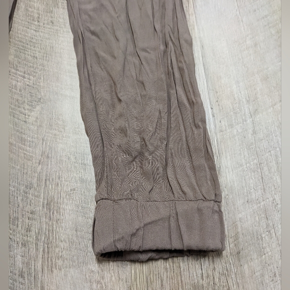 Body Central Tan Neutral Joggers with pockets - Picture 6 of 8